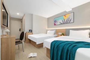 Ένα ή περισσότερα κρεβάτια σε δωμάτιο στο Home Inn Yellow Crane Tower Tanhualin Huayi Select Hotel