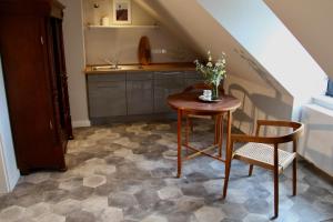 a kitchen with a table and chairs and a sink at Apartment Provence im Brikkhaus "regionale Historie trifft auf internationale Moderne" in Kläden