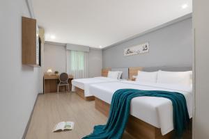 Ένα ή περισσότερα κρεβάτια σε δωμάτιο στο Home Inn Yellow Crane Tower Tanhualin Huayi Select Hotel