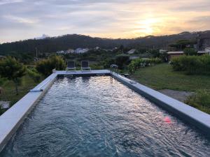 MamourosORberry的水中带两把椅子的游泳池