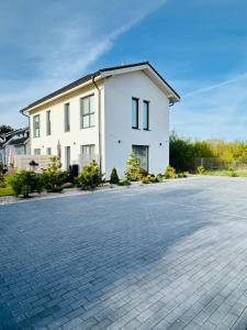 una grande casa bianca con un vialetto di mattoni di Rami Jūra 2022 a Šventoji Altre 23 foto