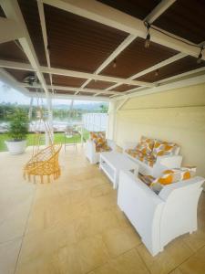 a large room with white couches and a patio at Villa Hana'iki in Paui