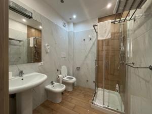 un bagno con wc, lavandino e doccia di PM 7 Via Sant'Antonio ai Monti a Napoli