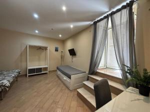 una camera con un letto e una grande finestra di PM 7 Via Sant'Antonio ai Monti a Napoli