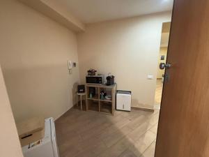 una camera con cucina completa di forno a microonde e tavolo di PM 7 Via Sant'Antonio ai Monti a Napoli Altre 5 foto
