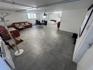 a living room with a couch and a table at Möblierte Studiowohnung 65 m2 Wohnfläche mit Kostenlosen Endreinigung in Fulenbach