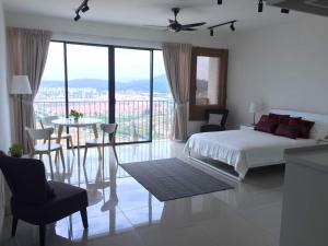 Ένα ή περισσότερα κρεβάτια σε δωμάτιο στο Trefoil at Setia City +15 φωτογραφίες