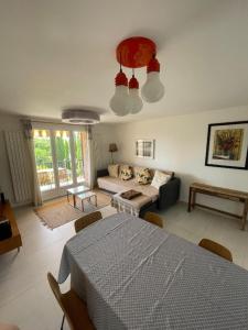 Χώρος καθιστικού στο Appartement T3 proche centre et Renécros-Garage