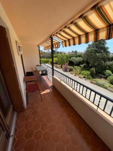 Μπαλκόνι ή βεράντα στο Appartement T3 proche centre et Renécros-Garage +10 φωτογραφίες