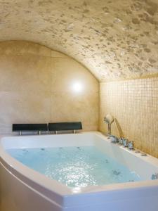 - vasca da bagno in camera con soffitto di L’Oxalis villa, Sauna et Jaccuzi privatif a Bullion Altre 18 foto