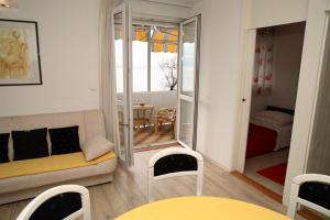 Posezení v ubytování AP BONACA Sea front View