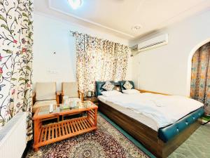 Letto o letti in una camera di Bashaw Residency Top Rated In Srinagar Only 6 Kms from Srinagar International Airport And Only 5 Kms From Srinagar Railway Station