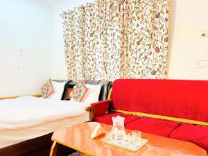 Letto o letti in una camera di Bashaw Residency Top Rated In Srinagar Only 6 Kms from Srinagar International Airport And Only 5 Kms From Srinagar Railway Station