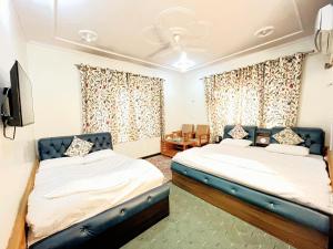 Letto o letti in una camera di Bashaw Residency Top Rated In Srinagar Only 6 Kms from Srinagar International Airport And Only 5 Kms From Srinagar Railway Station