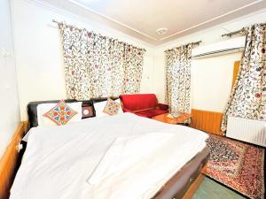 Letto o letti in una camera di Bashaw Residency Top Rated In Srinagar Only 6 Kms from Srinagar International Airport And Only 5 Kms From Srinagar Railway Station