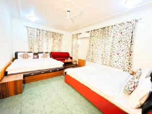Letto o letti in una camera di Bashaw Residency Top Rated In Srinagar Only 6 Kms from Srinagar International Airport And Only 5 Kms From Srinagar Railway Station