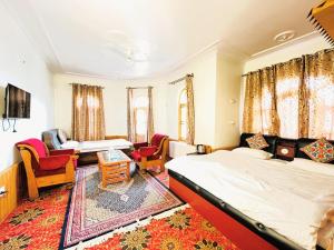 Letto o letti in una camera di Bashaw Residency Top Rated In Srinagar Only 6 Kms from Srinagar International Airport And Only 5 Kms From Srinagar Railway Station