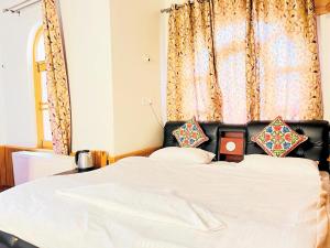 Letto o letti in una camera di Bashaw Residency Top Rated In Srinagar Only 6 Kms from Srinagar International Airport And Only 5 Kms From Srinagar Railway Station