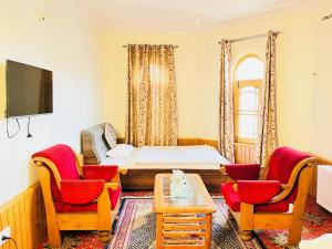 TV o dispositivi per l'intrattenimento presso Bashaw Residency Top Rated In Srinagar Only 6 Kms from Srinagar International Airport And Only 5 Kms From Srinagar Railway Station