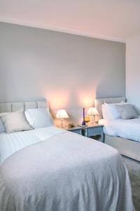 Ένα ή περισσότερα κρεβάτια σε δωμάτιο στο Cosy Nook - 3 Bedroom Retreat with Private Garden, Parking and Media Wall