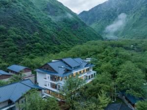 九寨沟Between Trees and Streams的一座位于山谷中间的山间建筑