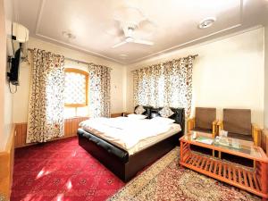 Letto o letti in una camera di Bashaw Residency Top Rated In Srinagar Only 6 Kms from Srinagar International Airport And Only 5 Kms From Srinagar Railway Station