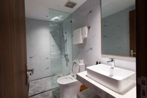 Koupelna v ubytování Hoàng Cầu Paradise Hotel by Luxe Hospitaliy + 20 fotografií