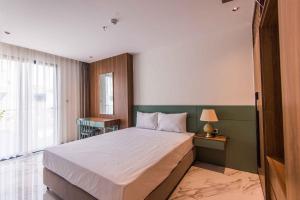 Postel nebo postele na pokoji v ubytování Hoàng Cầu Paradise Hotel by Luxe Hospitaliy