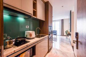 Kuchyň nebo kuchyňský kout v ubytování Hoàng Cầu Paradise Hotel by Luxe Hospitaliy