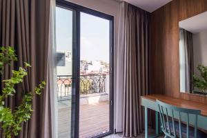 Balkón nebo terasa v ubytování Hoàng Cầu Paradise Hotel by Luxe Hospitaliy