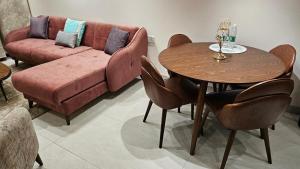 キガリにあるGreenland Executive Apartmentのテーブルとソファのあるリビングルーム