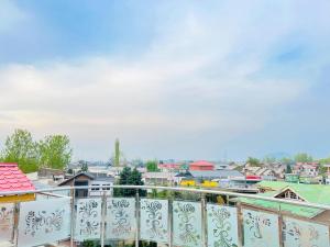 una vista di una città da un balcone di Bashaw Residency Top Rated In Srinagar Only 6 Kms from Srinagar International Airport And Only 5 Kms From Srinagar Railway Station a Srinagar