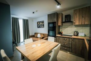 Kuchyň nebo kuchyňský kout v ubytování SkyLounge Suites