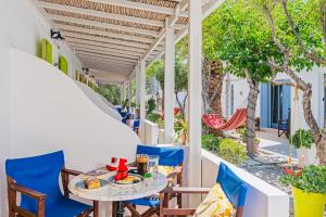 ein Tisch und Stühle auf einem Balkon mit einem Tisch in der Unterkunft Gerani Studios in Astypalea-Stadt