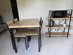 TV a/nebo společenská místnost v ubytování Vahinui lodge