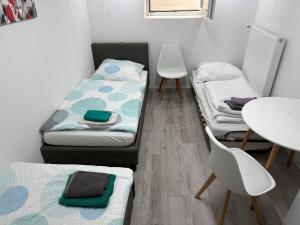 a small room with two beds and a table at Tulpe in Günzburg