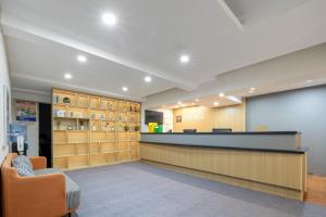 Preddverje oz. recepcija v nastanitvi Home Inn-Wuhan Yellow Crane Tower Epiphyllum Forest Huayi Select Hotel