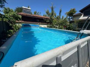 ein Schwimmbecken auf einem Zaun mit einem blauen Pool in der Unterkunft Casa SiMaria in Simeria