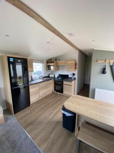 Η κουζίνα ή μικρή κουζίνα στο Liv's Caravan Parkdean Camber Sands