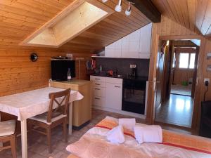 Kuchyň nebo kuchyňský kout v ubytování Chalet Allmegrat
