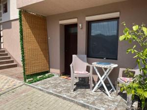 Rõdu või terrass majutusasutuses Studio Apartman Skyline