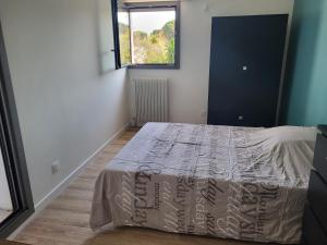 Postel nebo postele na pokoji v ubytování Maison familiale avec piscine calme entre golf et mer + 13 fotografií