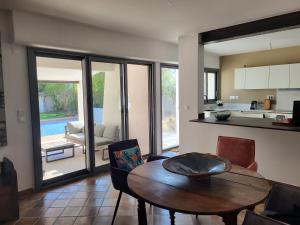 Kuchyň nebo kuchyňský kout v ubytování Maison familiale avec piscine calme entre golf et mer