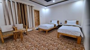 Letto o letti in una camera di Adventure Sarai Hotel Skardu