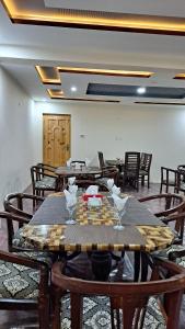 una sala da pranzo con una scacchiera su un tavolo di Adventure Sarai Hotel Skardu a Skardu