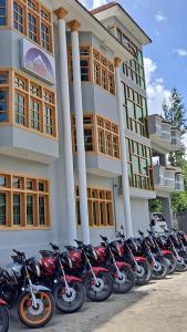 una fila di motociclette parcheggiate di fronte a un edificio di Adventure Sarai Hotel Skardu a Skardu