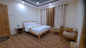 Letto o letti in una camera di Adventure Sarai Hotel Skardu