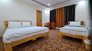 Letto o letti in una camera di Adventure Sarai Hotel Skardu
