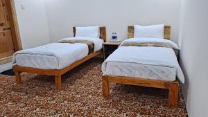 Letto o letti in una camera di Adventure Sarai Hotel Skardu