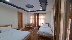 Letto o letti in una camera di Adventure Sarai Hotel Skardu